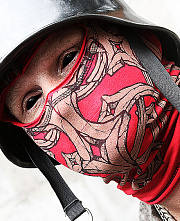 Red liner with pattern